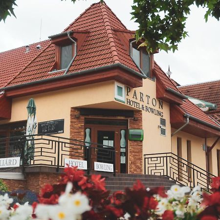 Parton Hotel & Bowling Tiszakécske المظهر الخارجي الصورة