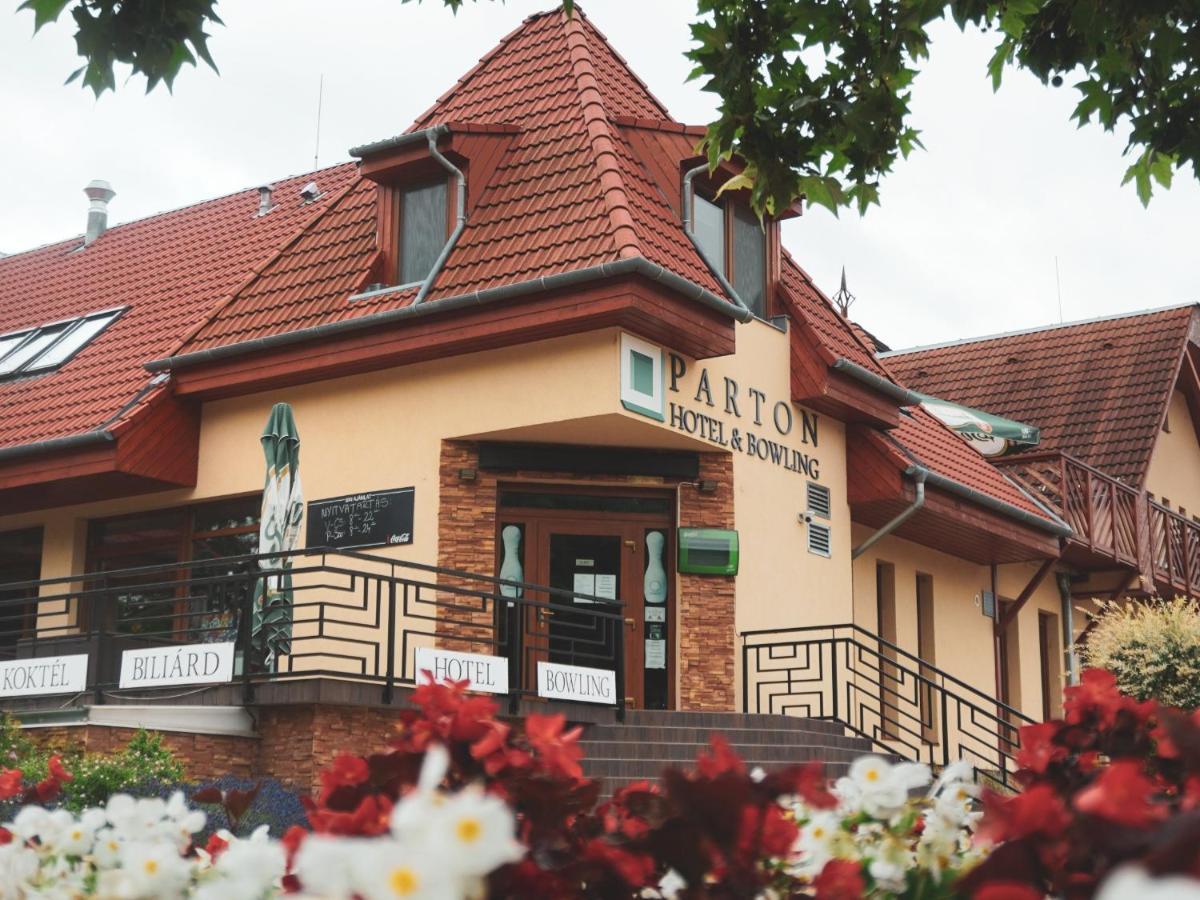 Parton Hotel & Bowling Tiszakécske المظهر الخارجي الصورة