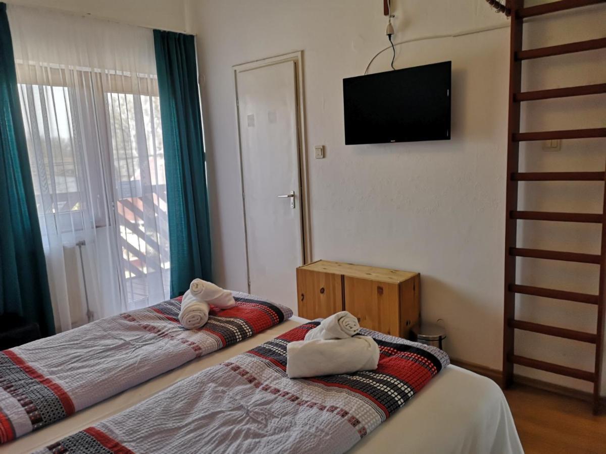 Parton Hotel & Bowling Tiszakécske المظهر الخارجي الصورة
