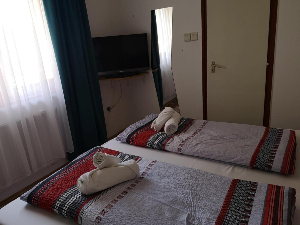 Parton Hotel & Bowling Tiszakécske المظهر الخارجي الصورة